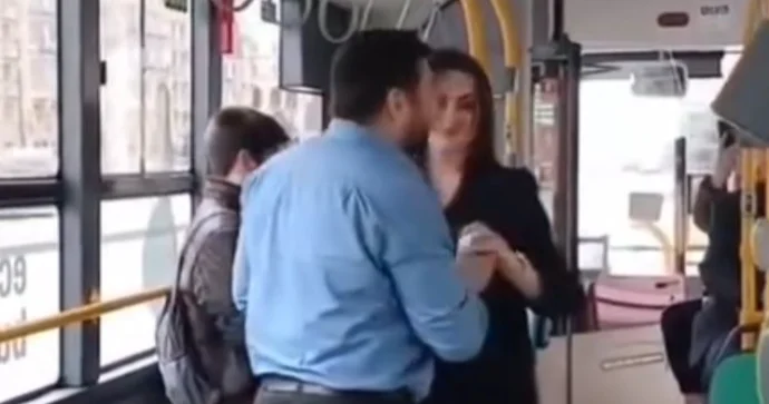 Azərbaycanda maraqlı hadisə: Avtobusda evlilik təklifi etdi VİDEO