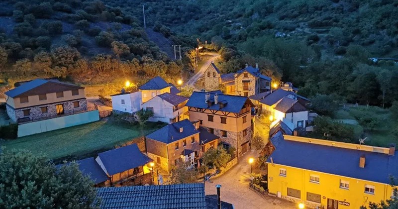 Bu kəndin 16 sakini var, amma 25 min turist gəlir Fotolar