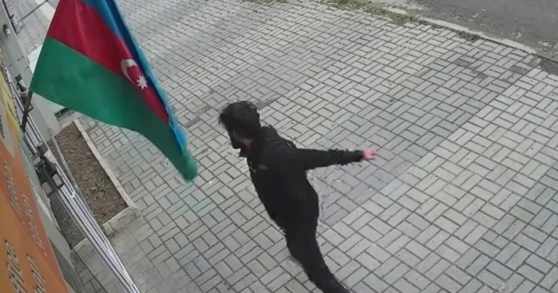 Bayrağa hörmətsizlik etdi, polis hərəkətə keçdi VİDEO