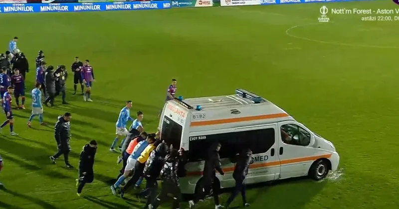Təcili yardım maşınını meydanda futbolçular itələməli olub FOTO/VİDEO