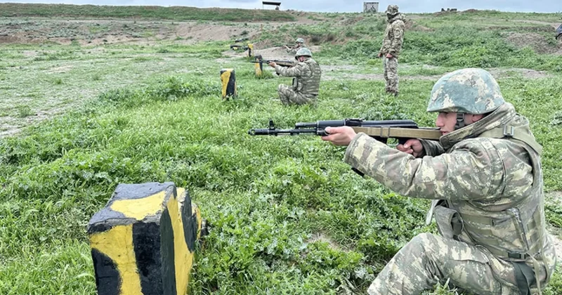 Hərbi vəzifəlilərə atəş, taktiki, sıra və fiziki hazırlıq üzrə məşğələlər keçirildi FOTOLAR
