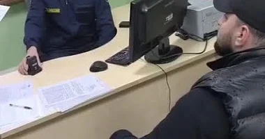 Azərbaycan bayraqları ilə bəzədilmiş maşınla qayda pozdu: Vətəndaşlıqdan məhrum edildi FOTO