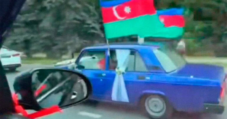 Rusiyada Azərbaycan bayraqlarıyla avtomobil sürən Şamil “milli təhlükəsizliyə təhdid“ə görə deportasiya edildi...+VİDEO