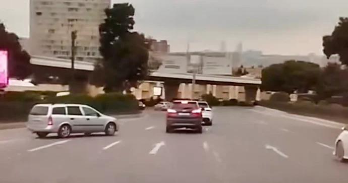 Yola baxmadan orta zolağa keçən sürücü qəza riski yaratdı VİDEO
