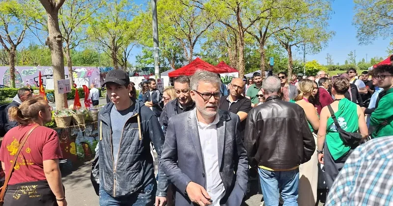 На первомайском шествии лидера французских социалистов обсыпали мукой
