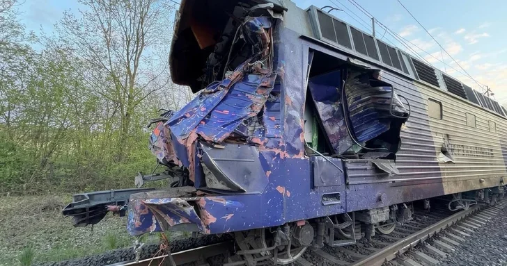 Во Львовской области Украины пассажирский поезд врезался в автокран, есть погибшие