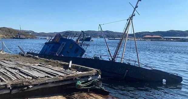Murmansk vilayətində neft məhsulları daşıyan gəmi batıb