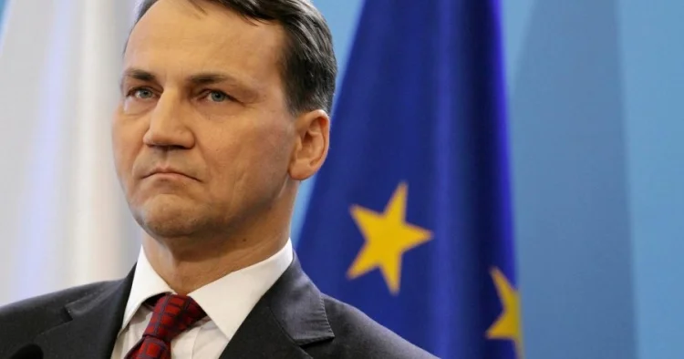Sikorski Trampa müraciət edib: “Putin məni ələ salır”