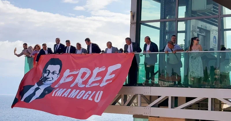 Antalya onun üçün ayağa qalxdı: on minlərlə insan meydanda