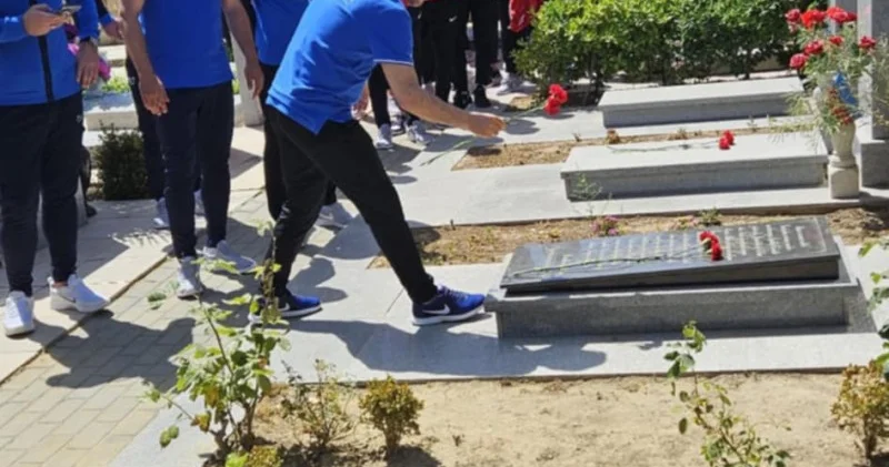 Ayxan Abbasovun komandası Şəhidlər Xiyabanını ziyarət etdi