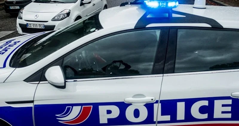 Fransada avtomobil azarkeşlərin üzərinə sürülüb