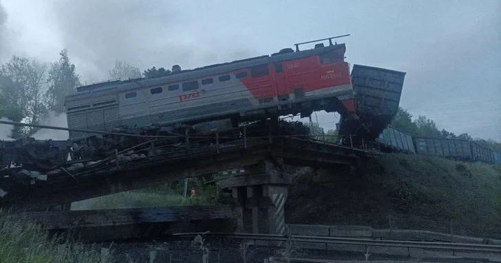 В РФ во время движения локомотива обрушился мост