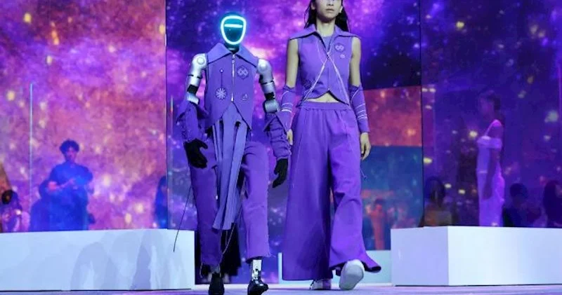 Robotlar podiuma da çıxdı Fotolar