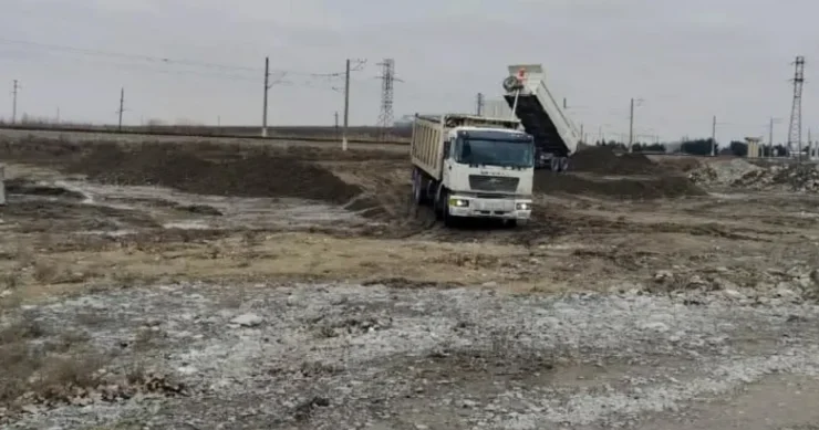 AĞDAŞDA 9 MİN ƏHALİSİ OLAN 8 KƏNDİN YOL MÜƏMMASI 300 kiloluq daşlar töküblər