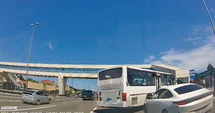 Dayanacağı zəbt edən sürücülər avtobusların hərəkətini iflic etdi[ /b] VİDEO