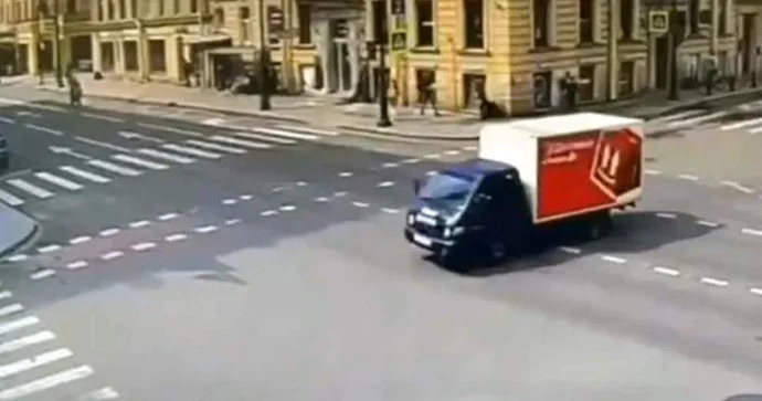 “Hyundai” sürücüsü qayda pozub qaçdı; yol polisini maşınla sürüdü VİDEO