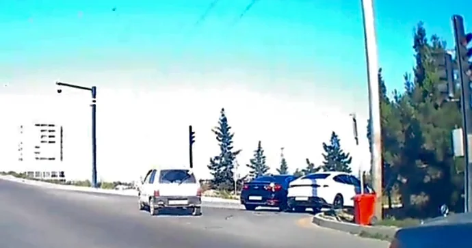 İşıqforu gözardı edən “BYD” sürücüsü qəza törətdi REAL VİDEO