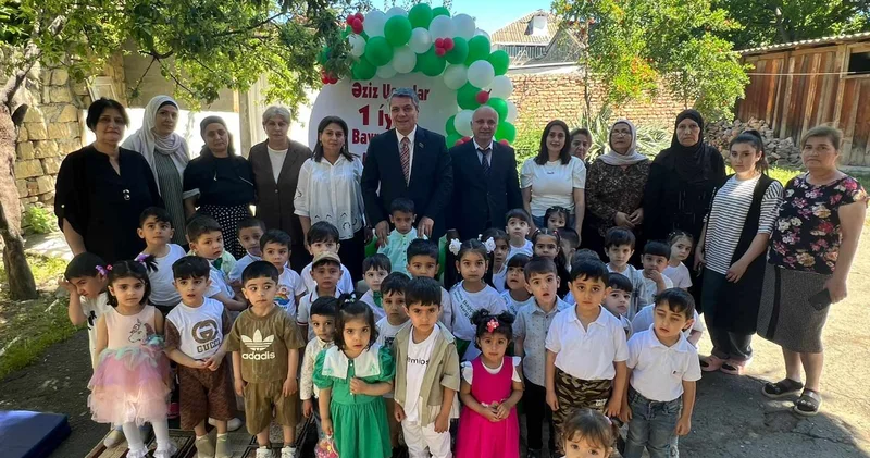 Millət vəkili uşaqlarla görüşüb