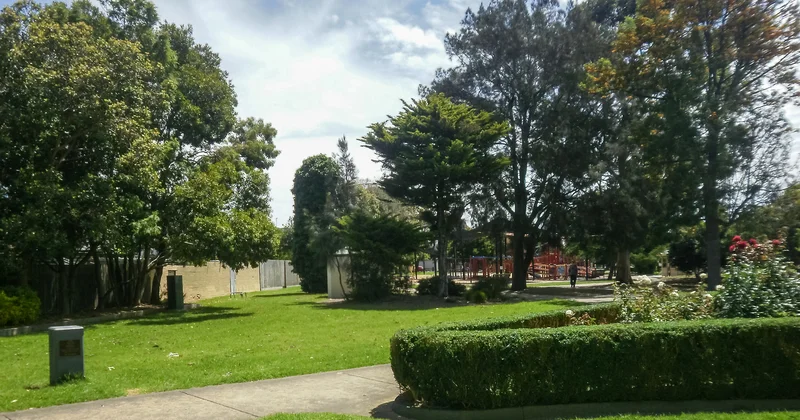 Gənc oğlan parkda dostunu bıçaqladı