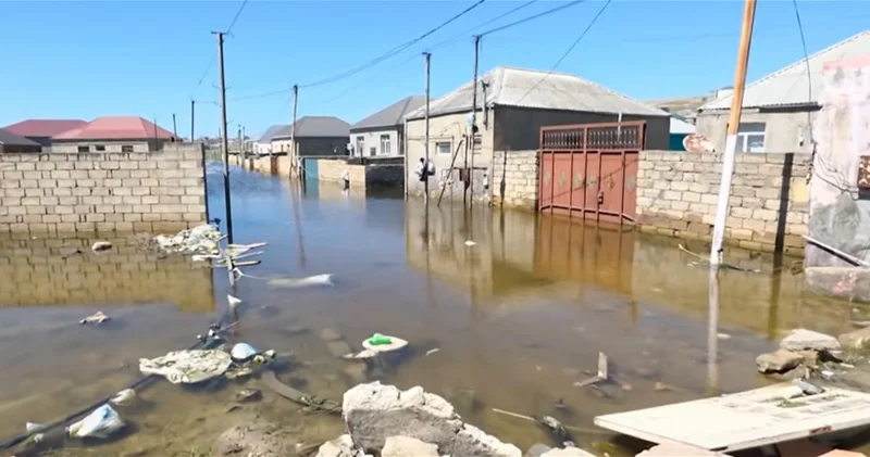 В Дигяхе прорвало дамбу озера затоплены дома ВИДЕО