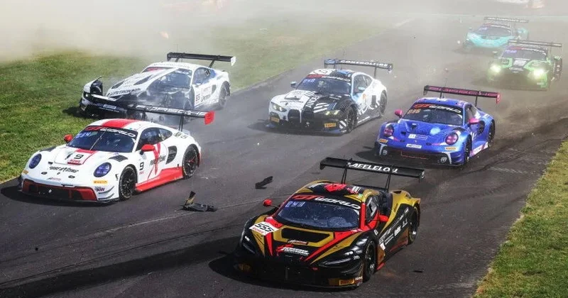 Массовая авария на GT World Challenge ВИДЕО