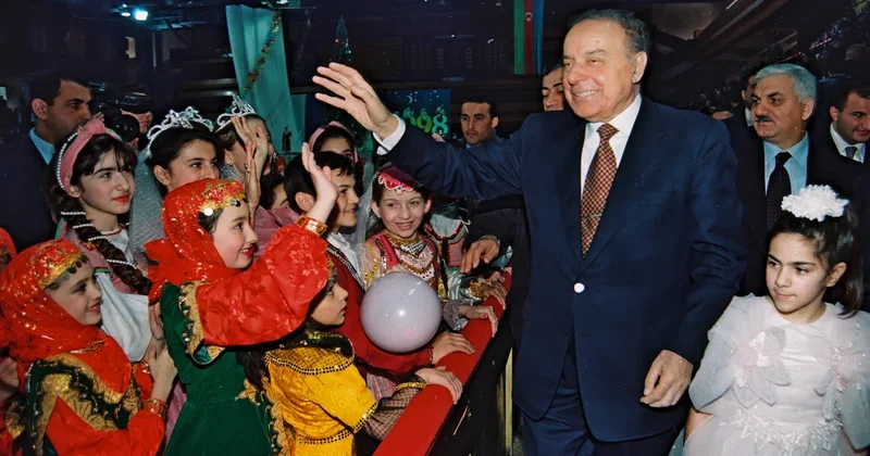 Uşaqların gülüşündə yaşayan lider