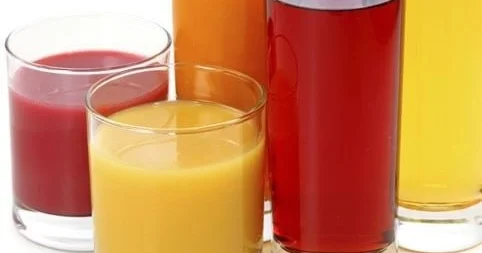 Hansı meyvə şirələrini alkoqolla qarışdırmaq olmaz? Həkimdən xəbərdarlıq