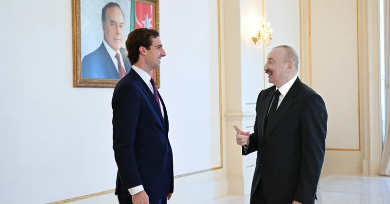 Президент Ильхам Алиев продемонстрировал помощнику государственного секретаря США памятный подарок, преподнесенный Президентом Дональдом Трампом