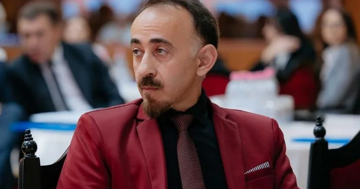 Xanım müəllimə deyir ki, geyimimizə qarışmayın... Dress kod mübahisəsi