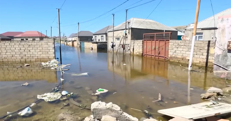 Digah qəsəbəsində gölün bəndi yarıldı, evləri su basdı Video