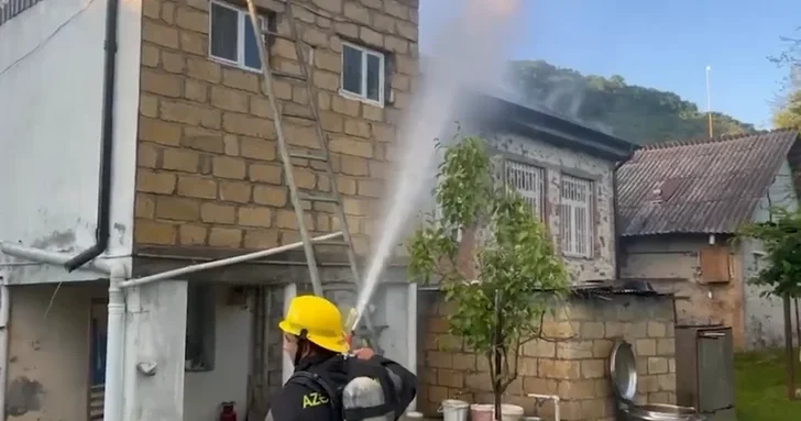Пожар в Балакене: огонь охватил кровлю частного дома