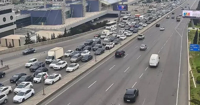 Bakı tətildən sonrakı ilk iş gününə tıxacla başladı