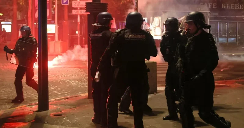 Число задержанных в ходе беспорядков футбольных фанатов во Франции приближается к 900
