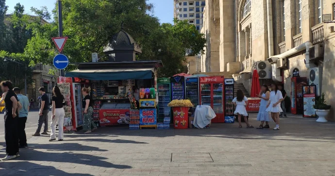 Prospektdə “kiosk” soyuducuları səkiyə düzüb səkini kəsir FOTO