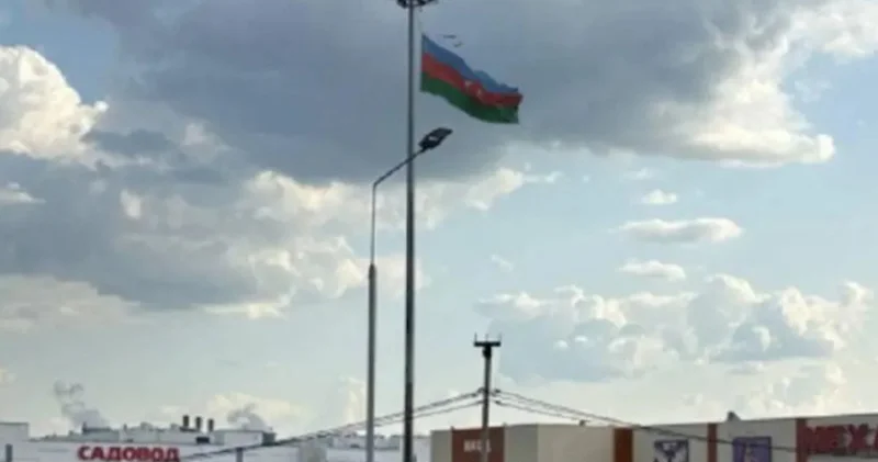 Moskvada azərbaycanlılar Rusiya bayrağını endirdilər Azərbaycan bayrağı qaldırıldı