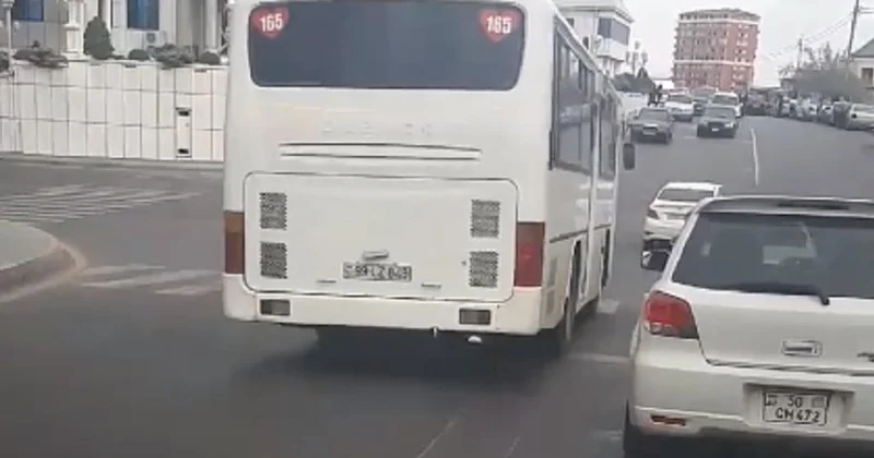 Yol qazıldı: Avtobuslar yolda qaldı
