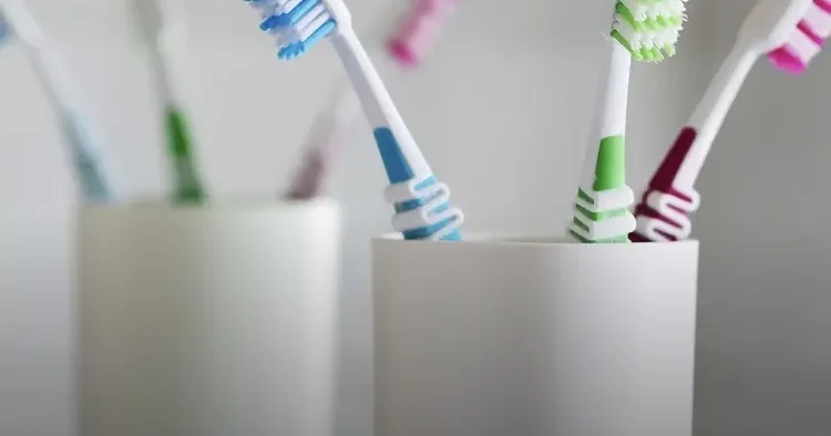 Diş fırçalarını qapaqsız və ayrı ayrılıqda saxlamaq daha doğrudur