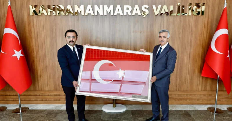 Kahramanmaraş valisinə fəlakət zonasında Azərbaycan FHN in qərargahının üzərində dalğalanan bayraq təqdim edilib