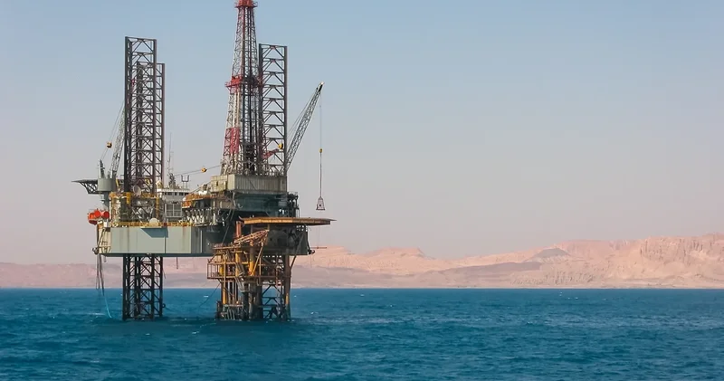 В Суэцком заливе перевернулась нефтяная вышка