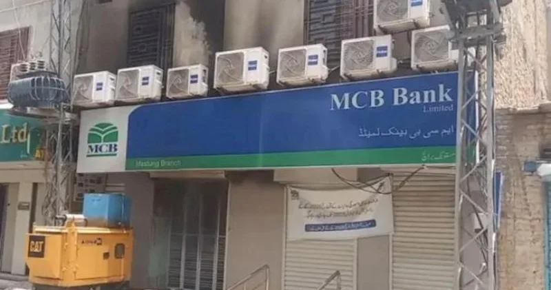 Pakistanda hökumət binasına və banklara hücum Ölənlər var