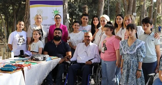 Əlilliyi olan şəxslərin bacarıqlarının inkişafına həsr olunmuş sərgi və konsert proqramı keçirildi FOTOLAR