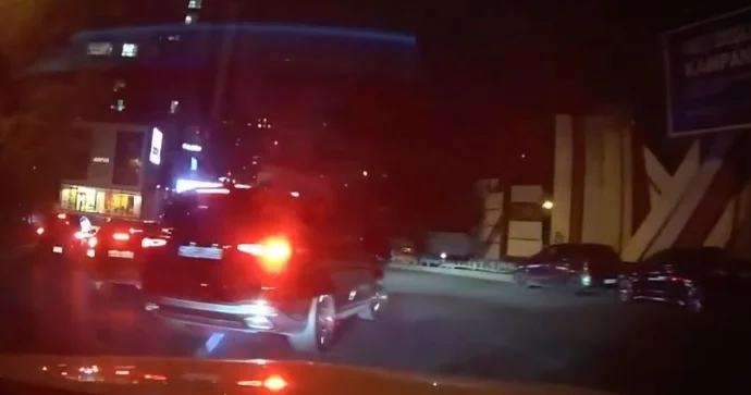 Ən sağ zolağa keçmək üçün qəfil maşının önünə çıxıb təhlükə yaratdı VİDEO