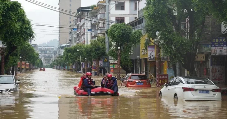 Водный хаос в Поднебесной: девять погибших и тысячи эвакуированных из за мощного наводнения