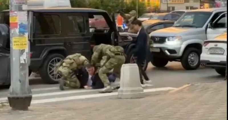 Şahin Şıxlinski və oğlu Mutvalı Şıxlinskinin saxlanılması anı Dəhşətli görüntülər