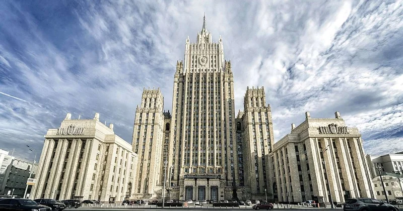 Раздвоение личности в МИД России: самолёт сбили третьи силы , а облавы в Екатеринбурге устроили, видимо, инопланетяне