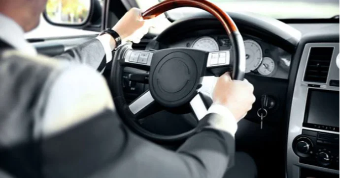 Bakıda sərnişin “Uber ” sürücüsünün burnunu sındırdı