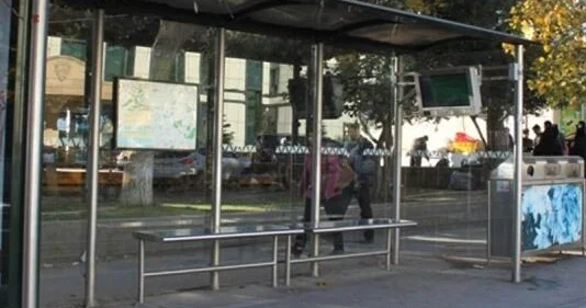 В Баку мужчина скончался на автобусной остановке