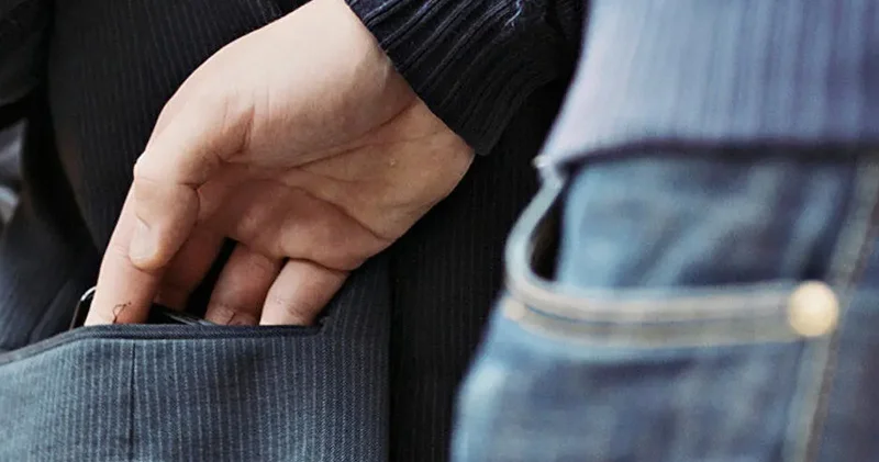 GO içdi, marşrutda sərnişinin pul kisəsini oğurladı