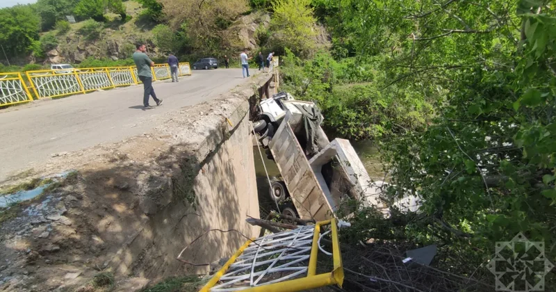 Samuxda yük avtomobili çaya aşdı, ölən var
