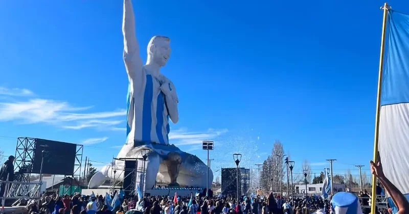 Messinin 26 metrlik heykəli lağ hədəfinə çevrildi FOTO